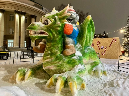 Для создания снежного дракона в Бугульме понадобилось 25 «КАМАЗов» снега