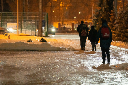 Татарстанцев предупредили о снежных заносах и сильной гололедице на дорогах