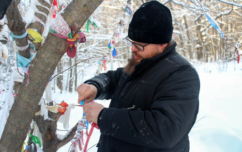 «Это обращение не к Богу, а к бесам»: почему срезали ленты с деревьев у Анисьиных грядок