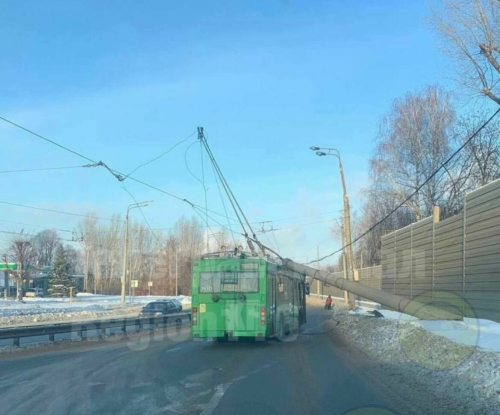 На Оренбургском тракте в Казани на троллейбус упал столб