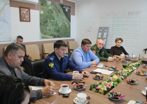 «Наш тыл всегда начеку»: глава Менделеевска встретился с женами и матерями бойцов СВО