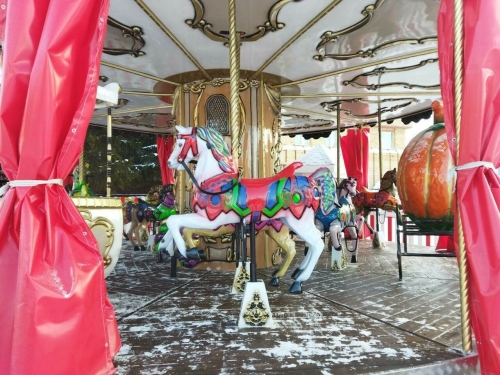 В Менделеевске установили праздничную карусель с разноцветными лошадками