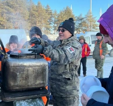 «Согрели в трескучие морозы»: Рустам Гатин организовал питание для дорожников Челнов