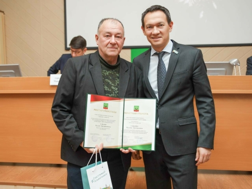 Мэр Альметьевска Тимур Нагуманов наградил героя, спасшего школьника на Городском озере