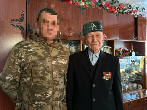 В День героев Отечества в Менделеевске боец СВО навестил ветерана