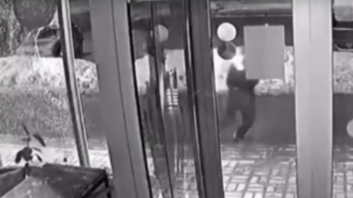 В Казани ночью мужчина разбил кирпичом витрину мексиканского кафе