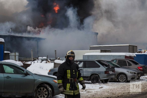 «Я едва успел выйти»: очевидцы о том, как спаслись из горящего автосервиса в Казани