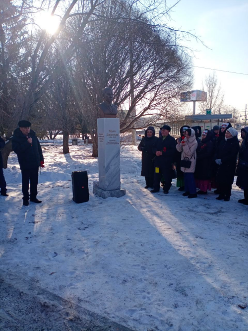 Татары Екатеринбурга возложили цветы к памятнику Мусы Джалиля