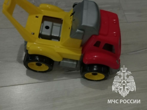В Казани помогли малышу, который пальцем застрял в игрушечной машинке