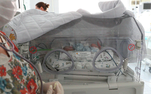 «Все время говорила с ней и молилась»: как врачи выходили малышку весом в 680 граммов