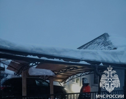 В казанском поселке из-за снега на авто рухнула крыша навеса, пострадал мужчина
