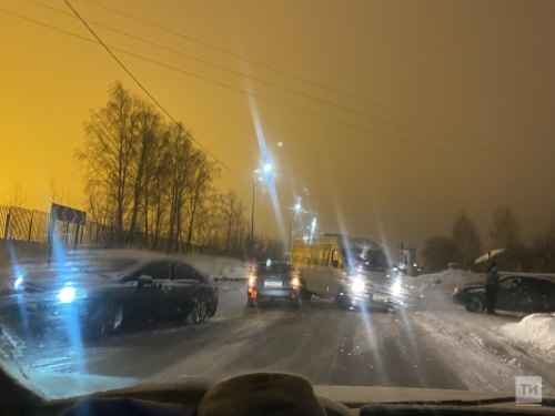 Из-за ДТП на выезде из ЖК «Салават Купере» в Казани собралась огромная пробка