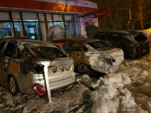 Ночью на Гудованцева в Казани подожгли несколько авто