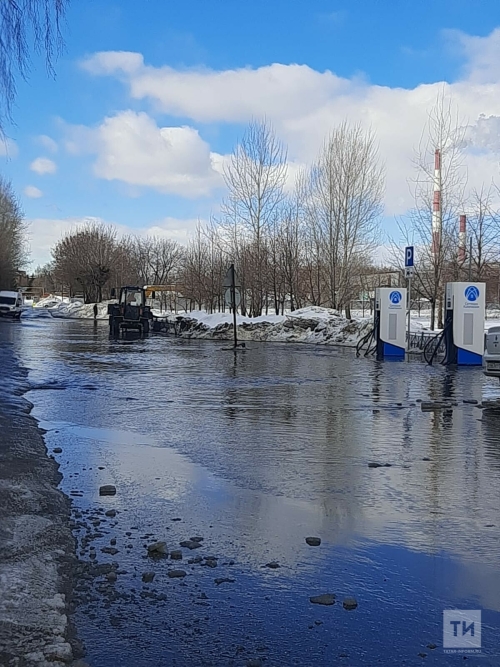 Жители Казани сняли на видео затопленные талой водой улицы города
