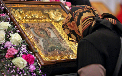 «Молилась и увидела – она мироточит»: Казанский собор принял чудотворный образ Богоматери