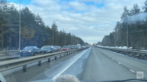 Из-за сломавшихся грузовиков образовалась огромная пробка на Горьковском шоссе в Казани