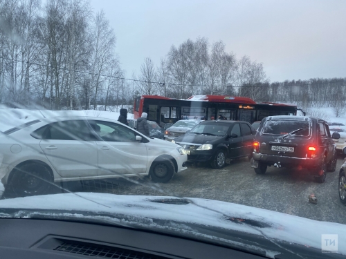 Огромная пробка образовалась у Ремплера в Казани из-за ДТП с автобусом