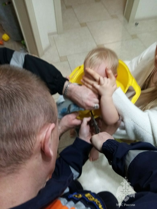 В Лениногорске помогли двухлетней девочке, которая застряла головой в горшке