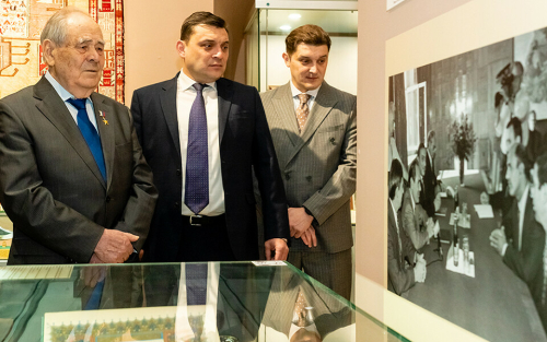 «Благодаря ему арабский мир полюбил нас»: в Казани открыли выставку памяти Тимура Акулова