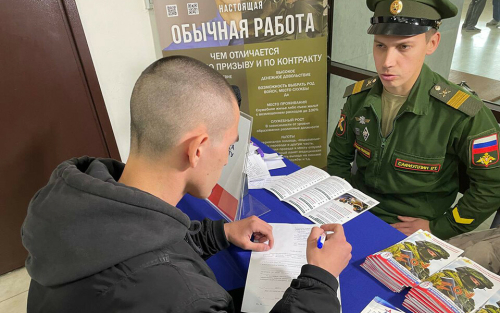 Хочу защищать мирных жителей: студент на ярмарке вакансий в Казани о службе по контракту