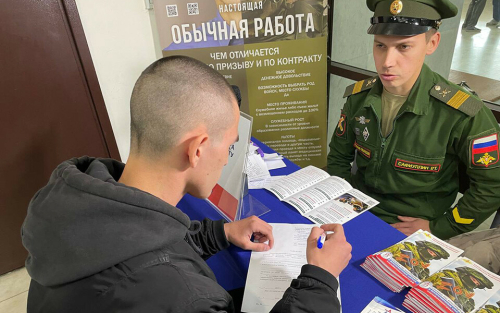 Хочу защищать мирных жителей: студент на ярмарке вакансий в Казани о службе по контракту