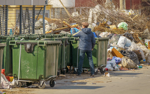 «Контейнеры переполнены, их заваливают за два часа»: Казань борется с мусорным коллапсом