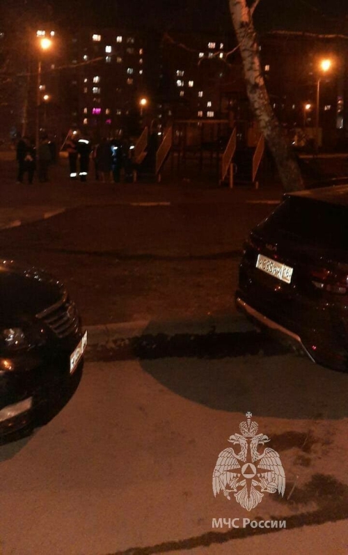 В Казани спасатели освободили ребенка, застрявшего между прутьями на детской площадке