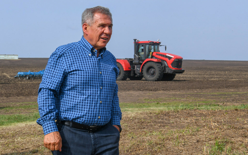 Минниханов обсудил условия труда и стоимость молока с жителями Нижнекамского района