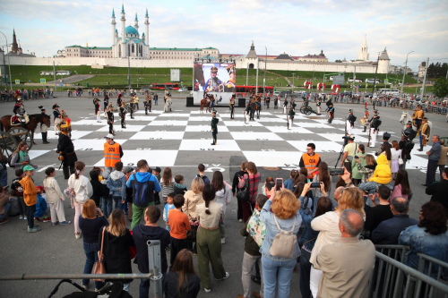 «Лошадью ходи!»: у Казанского Кремля гусары «живых» шахмат разбили армию Наполеона
