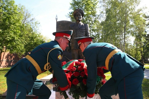 «Пример для нашей молодежи»: Минниханов открыл памятник Борису Кузнецову