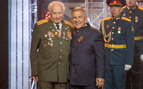 «Символ единства поколений»: Минниханов наградил ветеранов, тружеников тыла и героев СВО