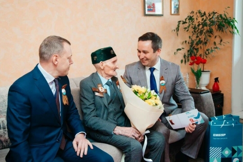 Генеральный директор НКНХ поздравил ветеранов с Днем Победы