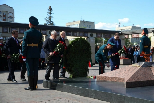 «Под звуки гимнов»: Минниханов возложил цветы к Вечному огню в казанском парке Победы