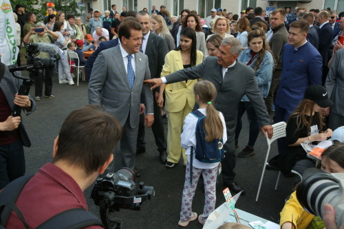 Минниханов посетил праздник двора и стадион «Ракета» в Дербышках