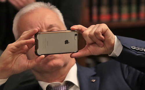 Песков заявил о запрете использования айфонов на госслужбе