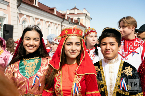 «Показать всему миру наше единство»: в день России в Казани прошел Парад дружбы народов