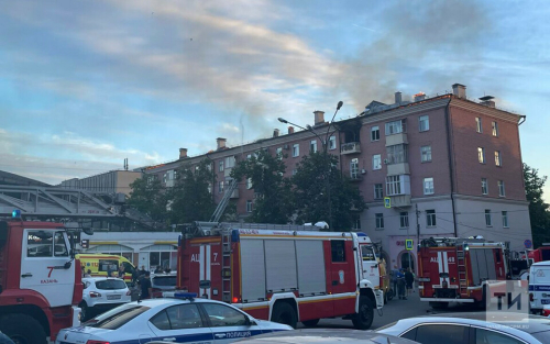 Жильцов горящего в центре Казани дома эвакуировали, пострадавших нет