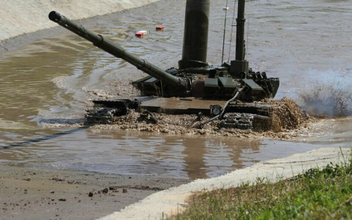 «Случись нештатная ситуация, они выберутся»: курсанты учились водить танки под водой