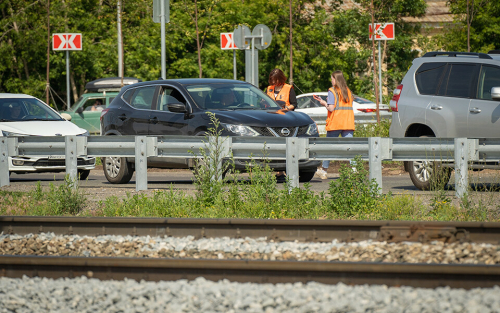 «Спешка не стоит жизни»: ГЖД напомнила водителям, как переезжать железнодорожные переезды