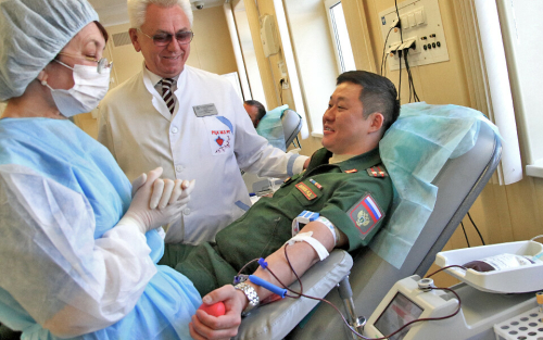 «Спасти жизнь, даже не узнав, кому»: прокуроры и глава Минздрава РТ стали донорами крови