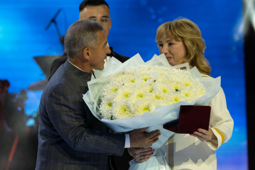 Рустам Минниханов вручил орден Пирогова вдове экс-главы Минздрава РТ Марата Садыкова
