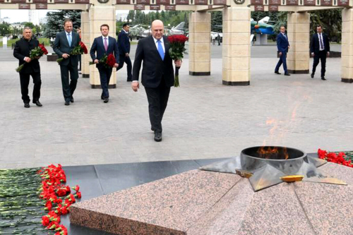 Минниханов и Мишустин возложили цветы к Вечному огню в парке Победы