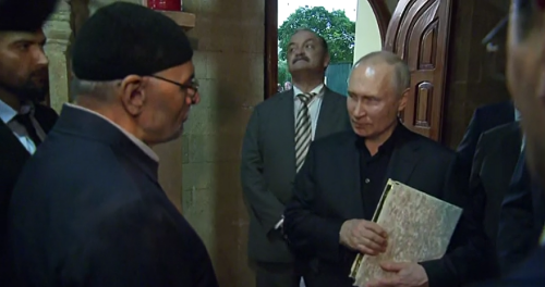 Путин заявил, что в России неуважение к Корану является преступлением