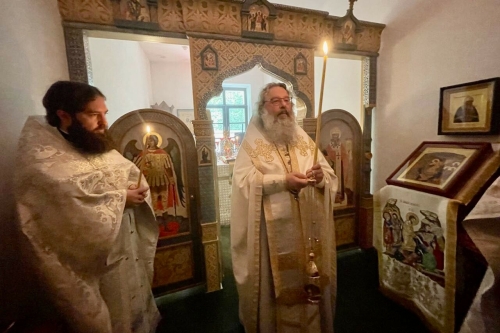 В родительскую субботу Троицы владыка Кирилл совершил Литургию в архиерейской резиденции