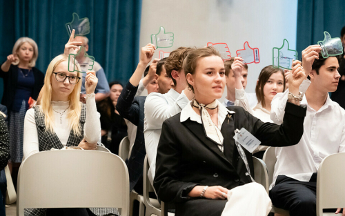 Молодежный актив избирательной системы Татарстана сразился в парламентских дебатах