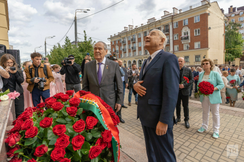 Мухаметшин и Шаймиев возложили цветы к памятнику Пушкину в Казани