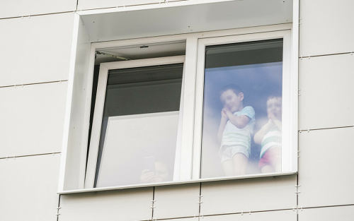 «Увидела малыша у открытого окна, поругала и ушла»: в Татарстане погибли уже три ребенка
