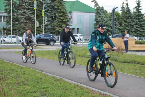 Мэр Воркуты Шапошников проехал по Менделеевску на велосипеде и окунулся в купели