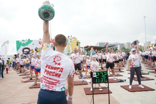 На Сабантуе в Кузбассе установили рекорд России по поднятию гирь