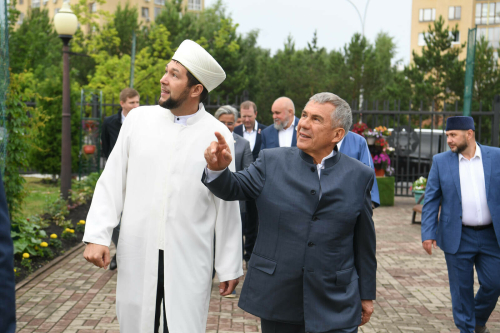 Минниханов осмотрел соборную мечеть «Мунира» и прогулялся по набережной в Кемерове